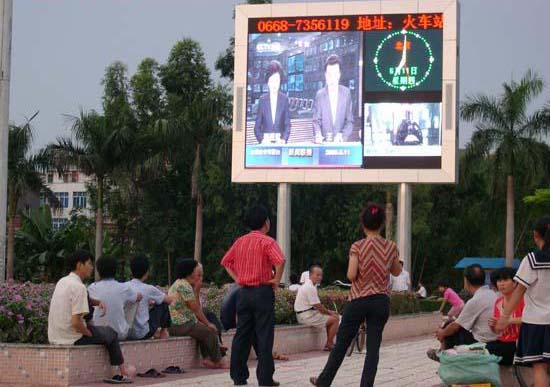 市府广场喜现大电视.jpg